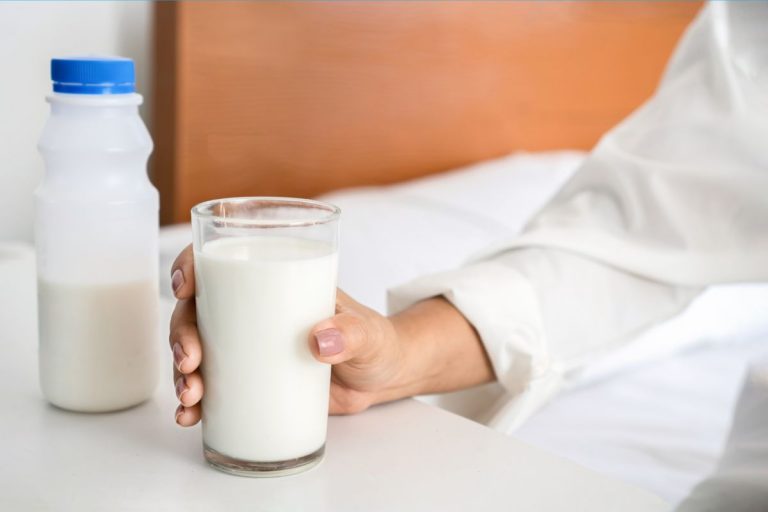 Should You Drink Milk Before Bed (Benefits and Drawbacks)?